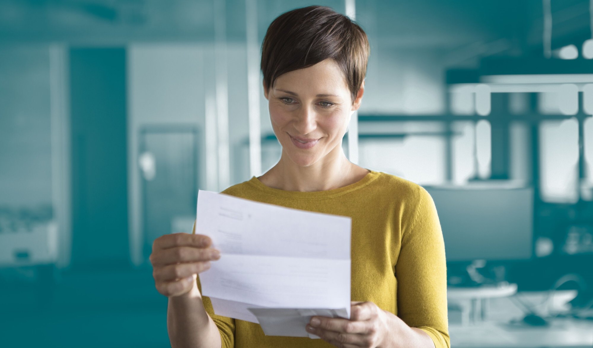 Cliente leyendo correo comercial, Asendia Business Mail
