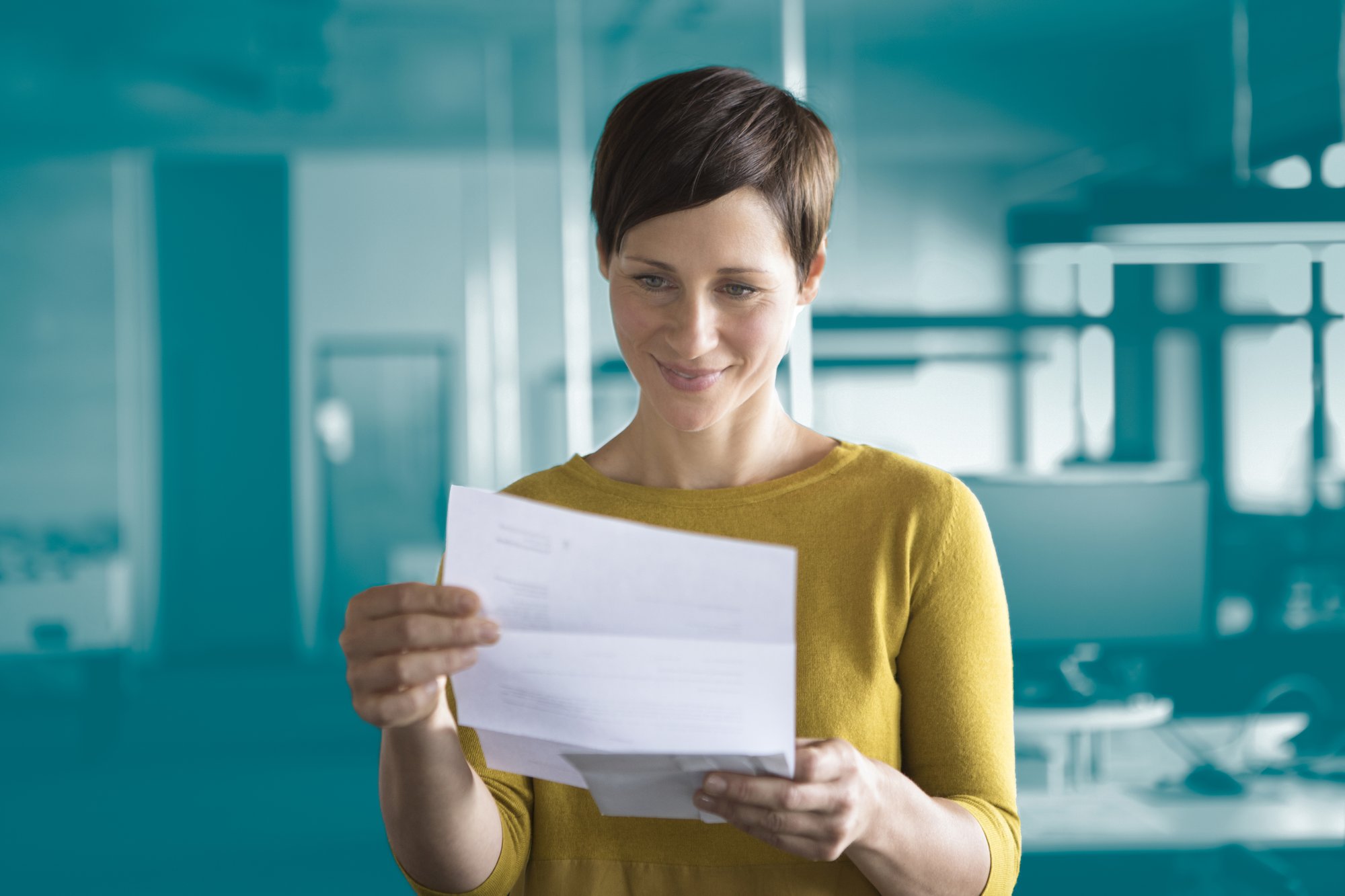 Mujer sostiene correspondencia comercial de Business Mail - Servicio de Business Mail de Asendia.