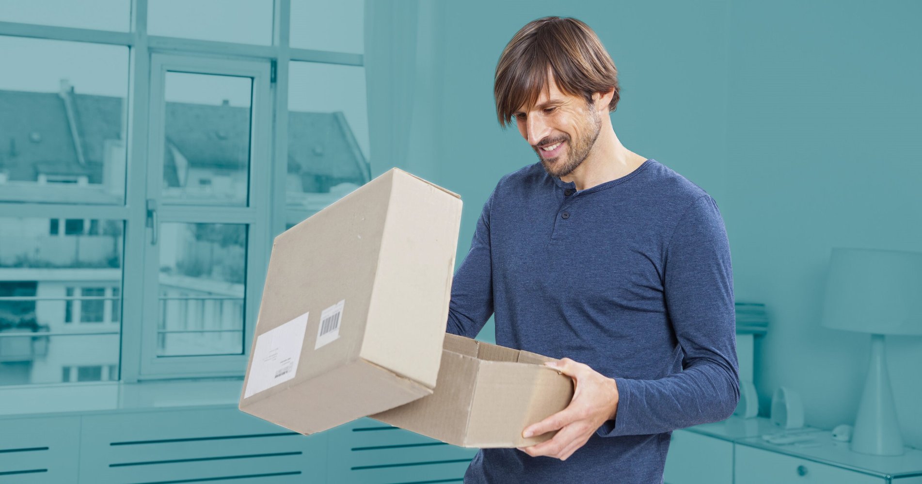 Hombre recibiendo paquete con e-PAQ Standard - Asendia