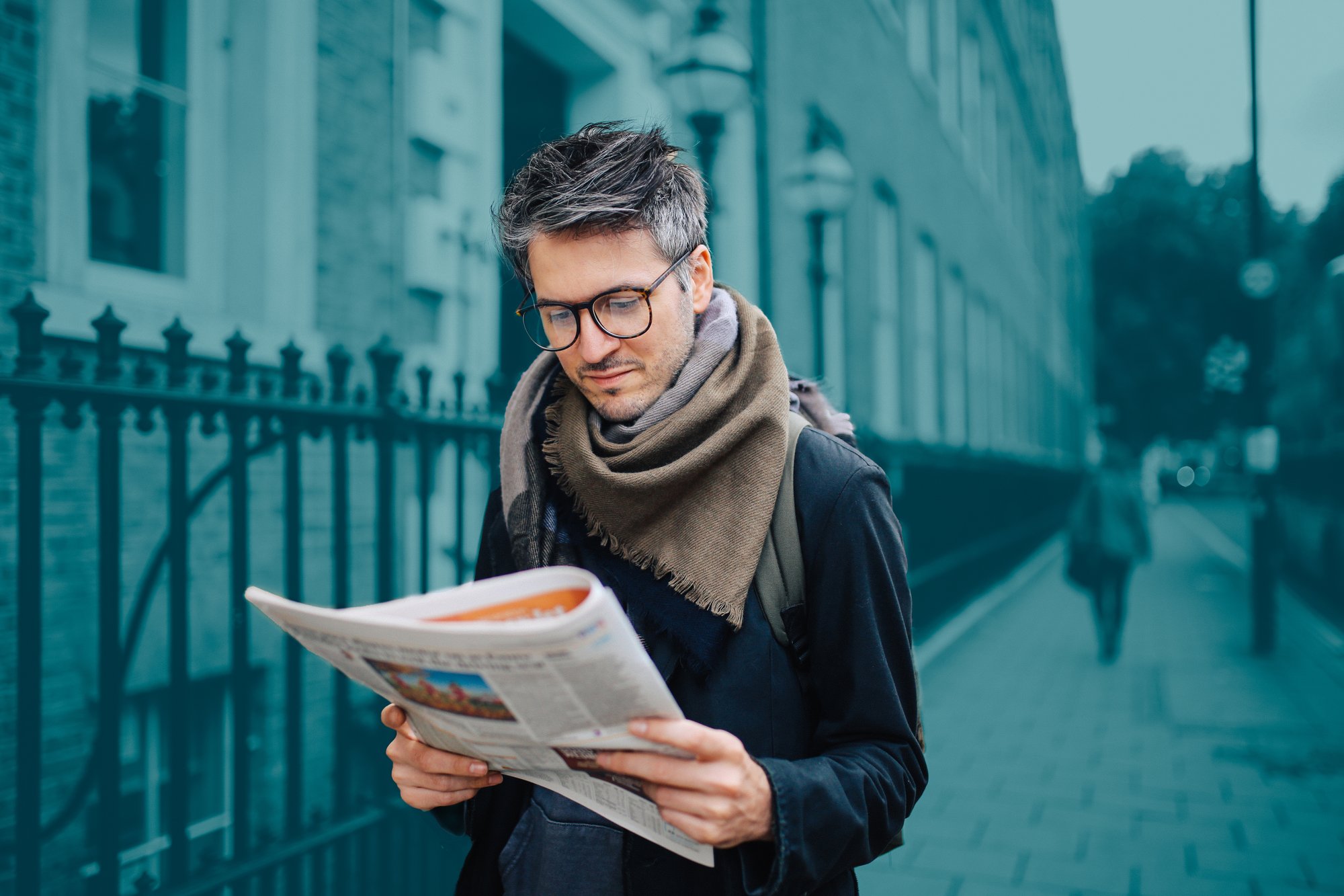 Hombre leyendo publicaciones periódicas del servicio de Publications de Asendia.