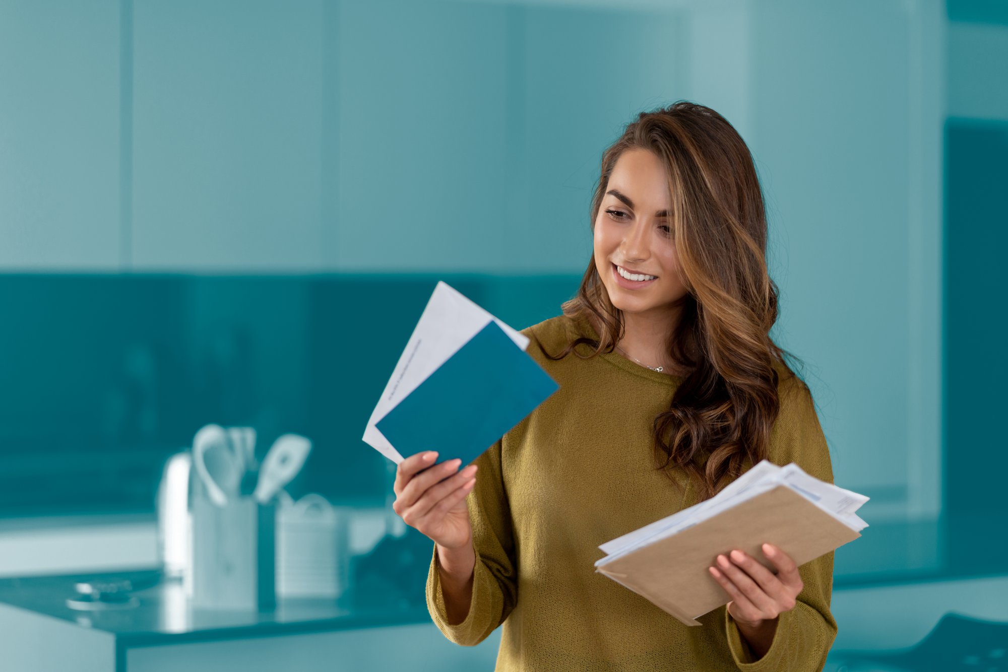 Mujer sostiene sobres de Marketing Mail - Servicio de Business Mail de Asendia.