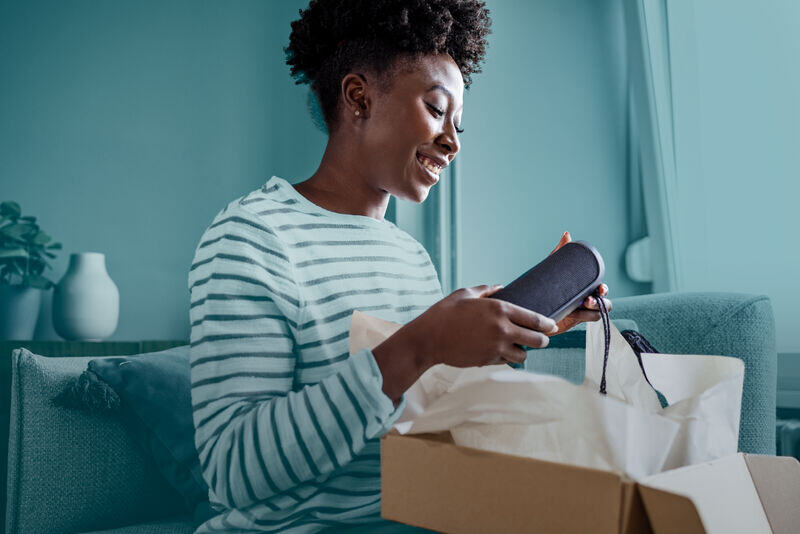 Mujer en Estados Unidos abriendo un paquete enviado con Asendia.