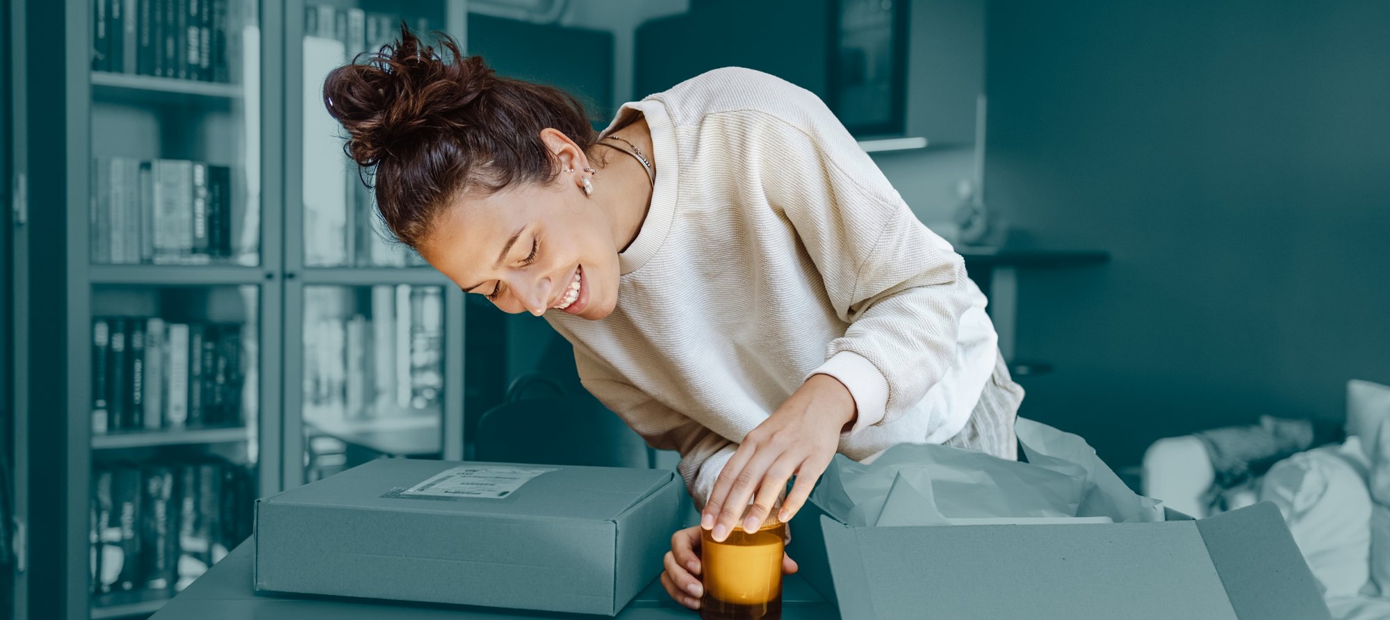 Mujer desempaquetando producto, soluciones de devoluciones Asendia.
