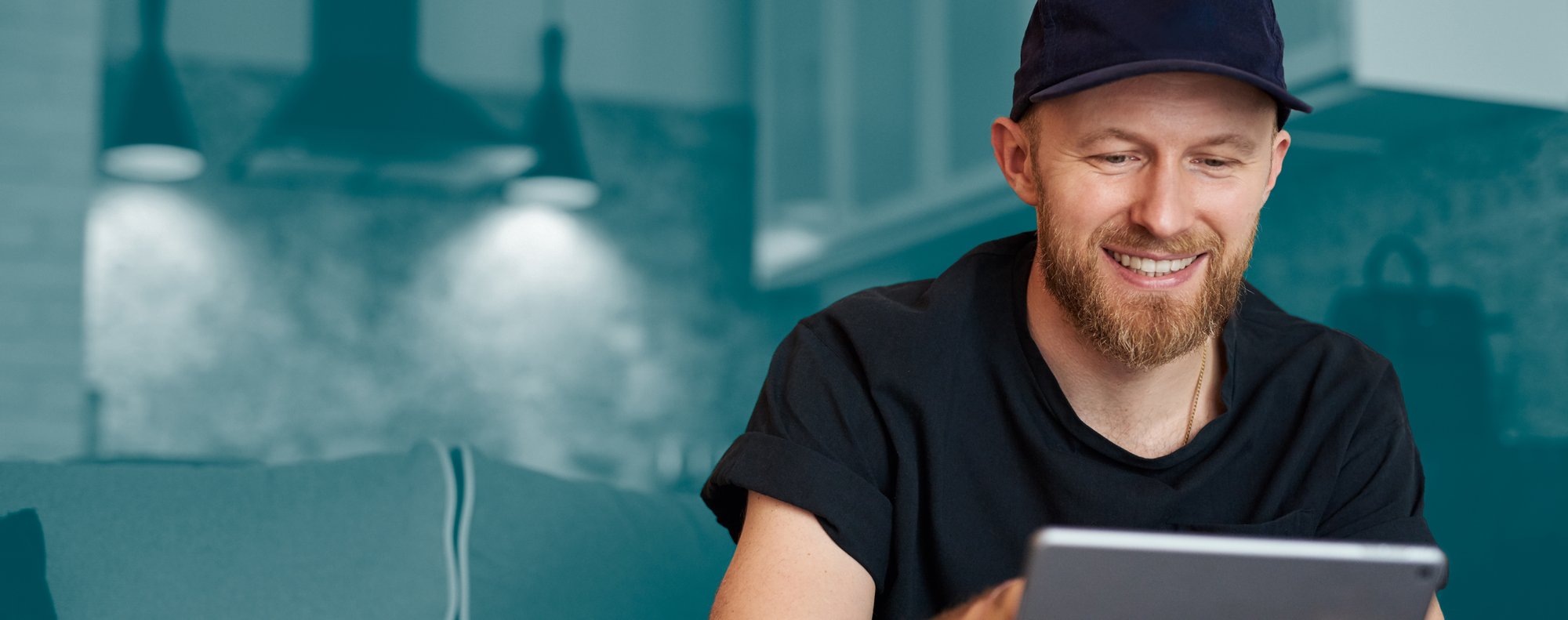 Hombre usando tableta, soluciones de entrega e-PAQ Asendia.