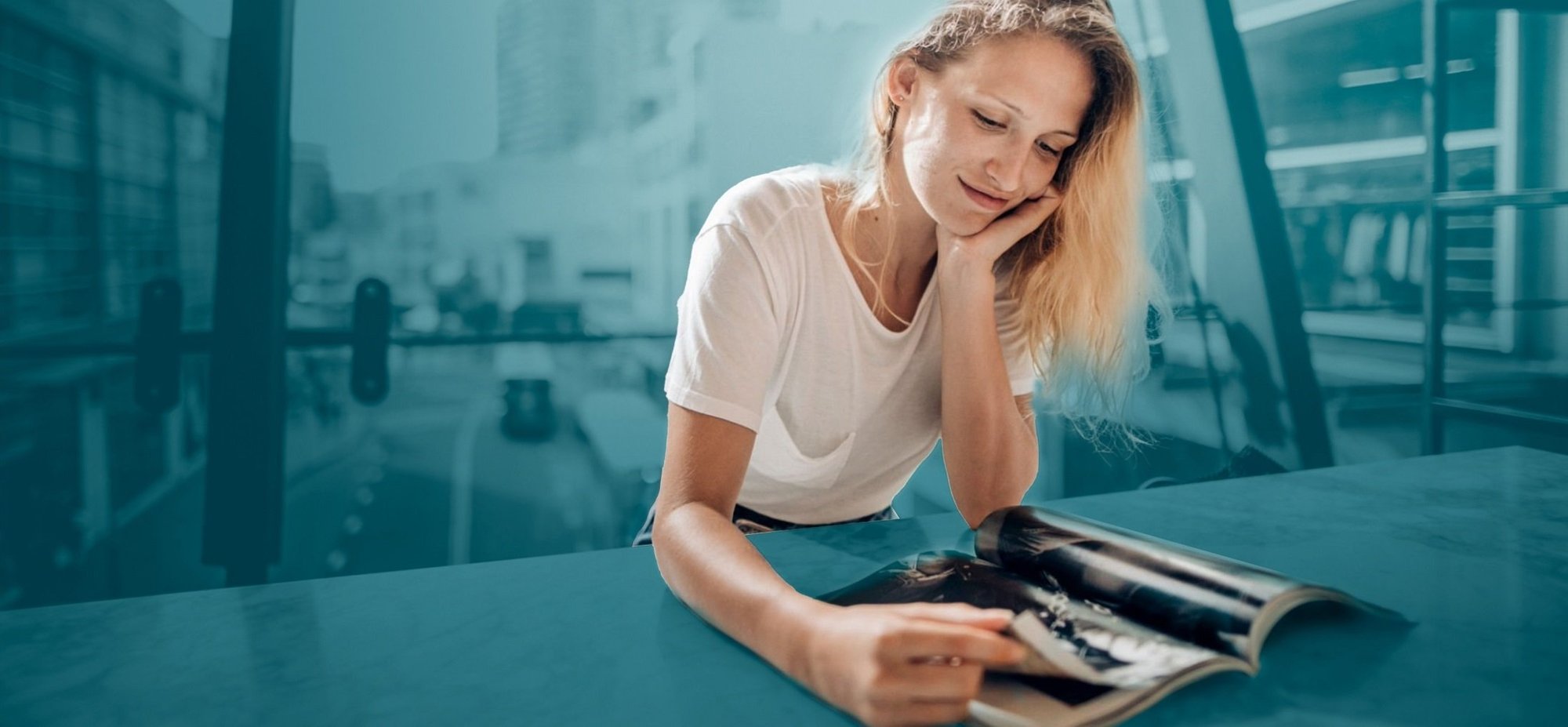 Mujer revisando documentos, representando la distribución eficiente de correo y publicaciones por Asendia.