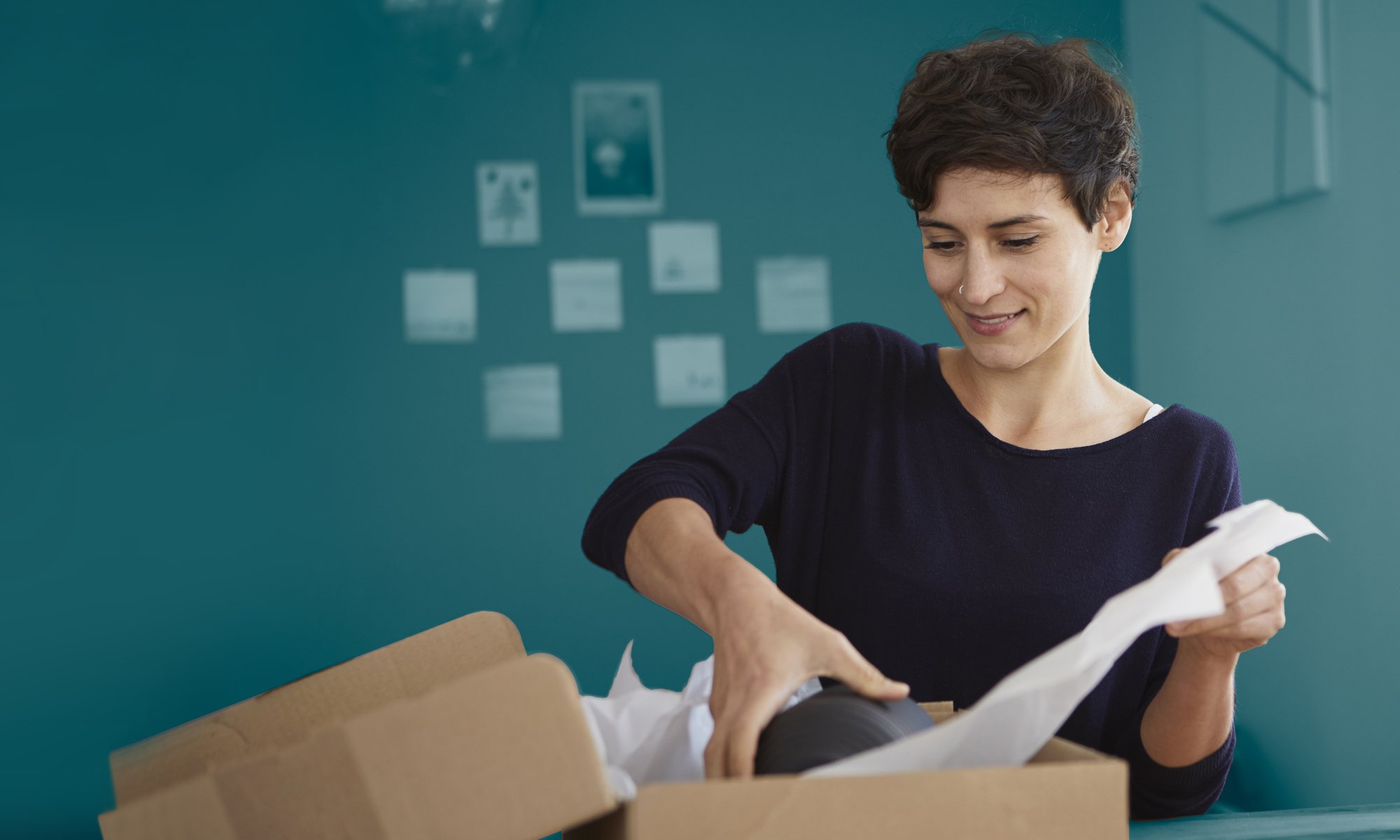 Mujer gestionando devoluciones, soluciones integrales e-PAQ Returns Asendia.