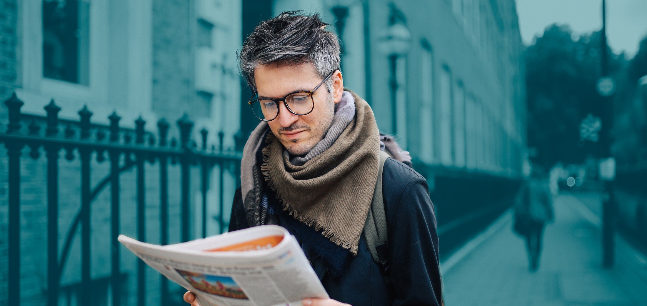 Hombre leyendo sobre servicio de publicaciones de Asendia.