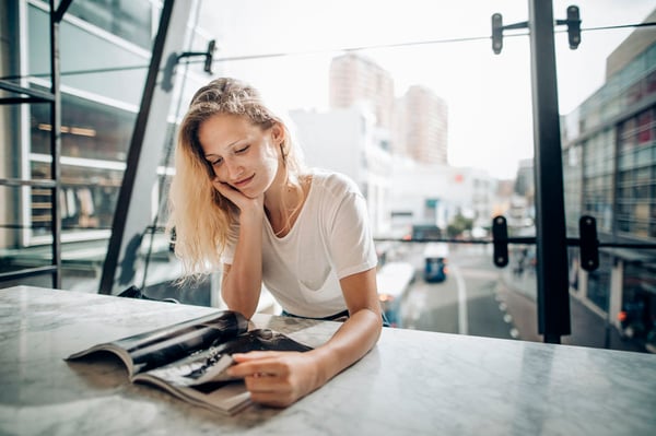 Asendia publishing women reading magazin