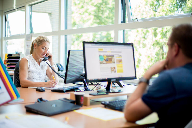 Personal gestionando respuestas comerciales, Business Mail Asendia
