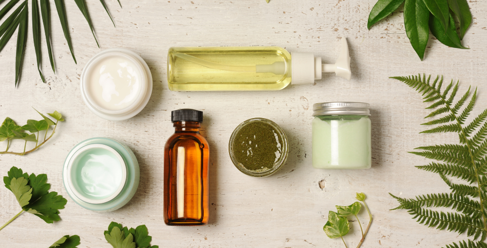 Envases de cosmética natural y ecológica, enfocando la tendencia hacia un consumo consciente.
